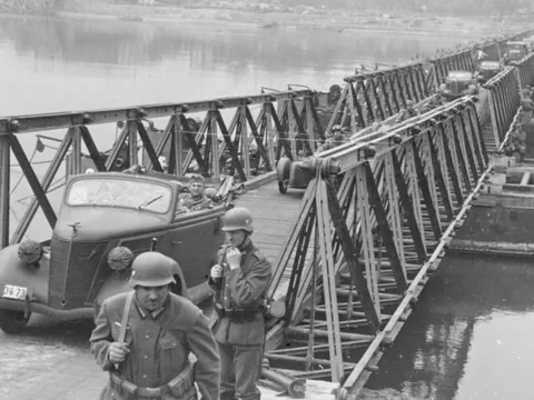 Puente militar con tropas nazis avanzando durante la invasión en Cracovia