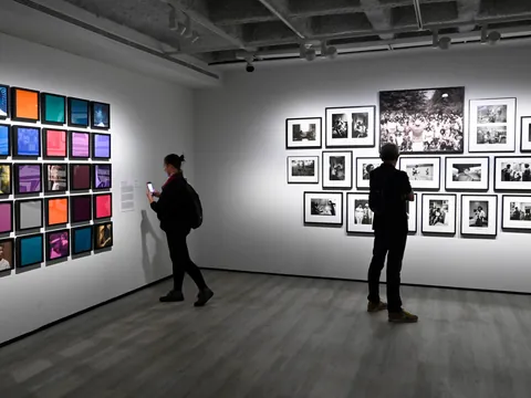 Visitantes contemplando la exposición de Carrie Mae Weems en el centro KBR