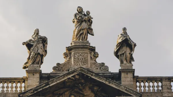 Estatua de la Virgen y santos en la Basílica de Santa María la Mayor, Roma