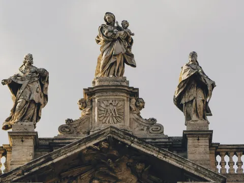 Estatua de la Virgen y santos en la Basílica de Santa María la Mayor, Roma