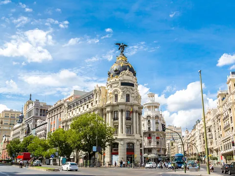 A lo largo de la Gran Vía, destacan varios edificios emblemáticos, como el Edificio Telefónica, el Edificio Capitol y el Edificio Carrión.