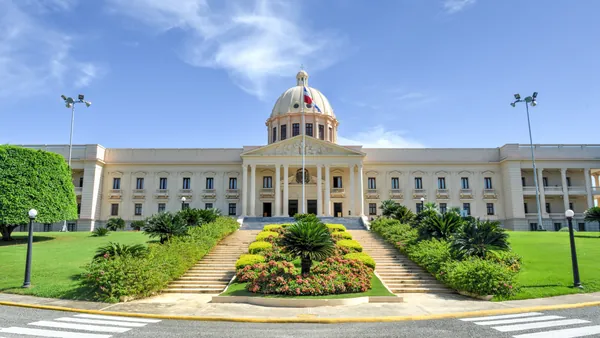 excursión Santo Domingo desde Punta Cana visita guiada Palacio Nacional Transporte República Dominicana