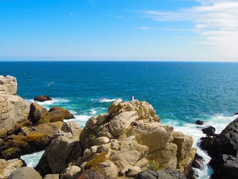 Rocas en Isla Negra, que no es una isla, pero que así bautizó el poeta.