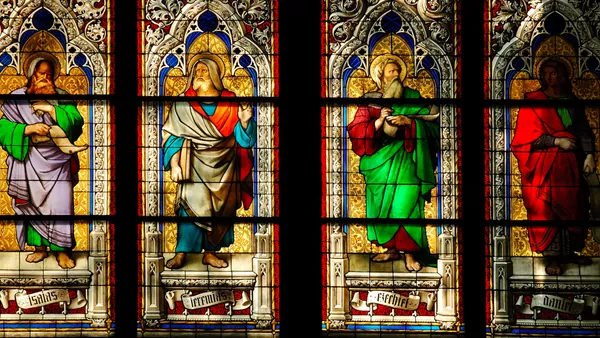 Coloridas vidrieras de la icónica Catedral de Colonia.