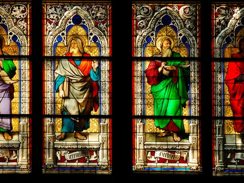 Coloridas vidrieras de la icónica Catedral de Colonia.