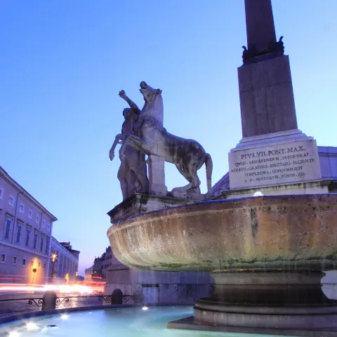 Fontana dei Dioscuri de la Piazza del Quirinale de noche