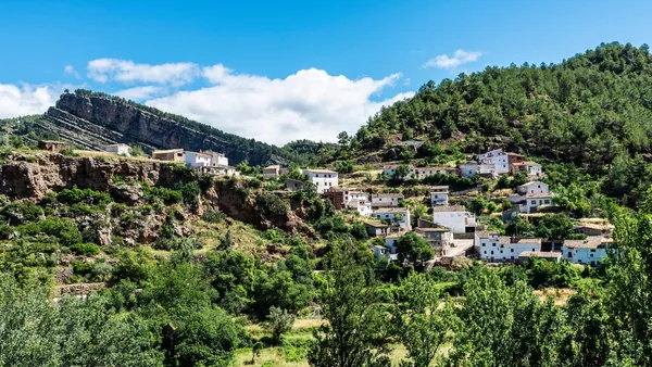 Casas blancas escalonadas en la ladera de la montaña en Montanejos, Castellón
