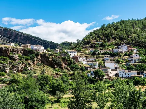 Casas blancas escalonadas en la ladera de la montaña en Montanejos, Castellón