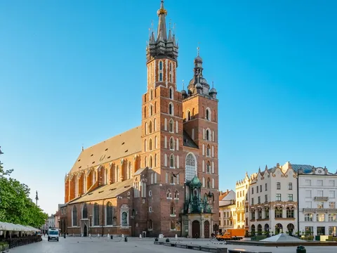 Basílica de Santa María en la Plaza del Mercado Principal de Cracovia, Polonia