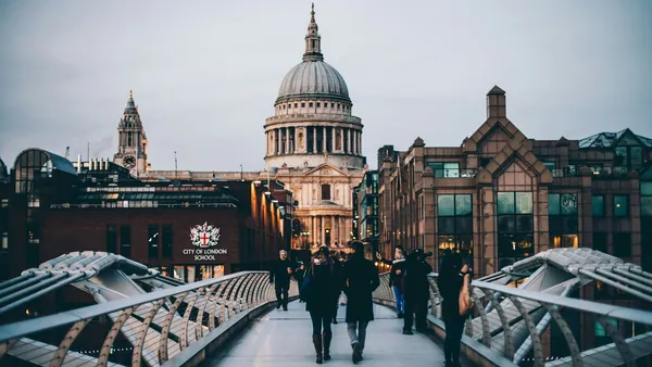 Puente de Milenio en Londres con Catedral de San Pablo de fondo, turistas cruzando el puente