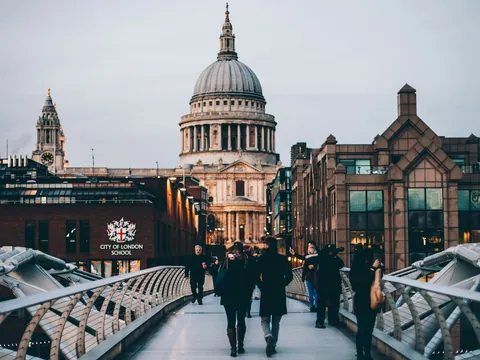 Puente de Milenio en Londres con Catedral de San Pablo de fondo, turistas cruzando el puente