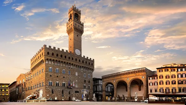 Palazzo Vecchio y Loggia dei Lanzi en la Piazza della Signoria de Florencia, Italia.
