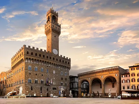 Palazzo Vecchio y Loggia dei Lanzi en la Piazza della Signoria de Florencia, Italia.