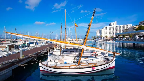 barco en el Puerto de Sant Antoni Ibiza Menorca