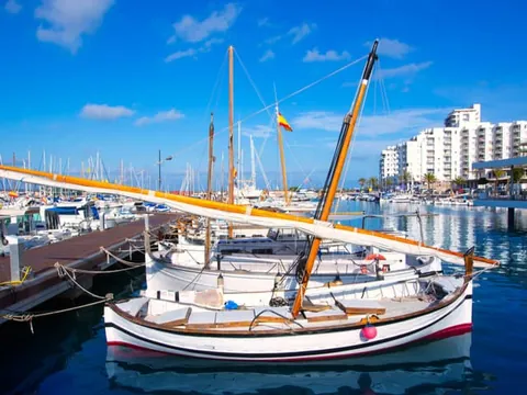 barco en el Puerto de Sant Antoni Ibiza Menorca