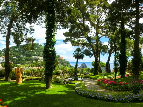 Jardines de Augusto en lo alto de Capri con vistas al Mediterráneo.