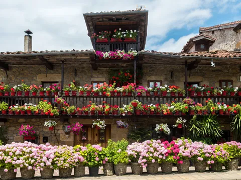 Fachadas cubiertas de flores en el municipio de Líerganes, Cantabria