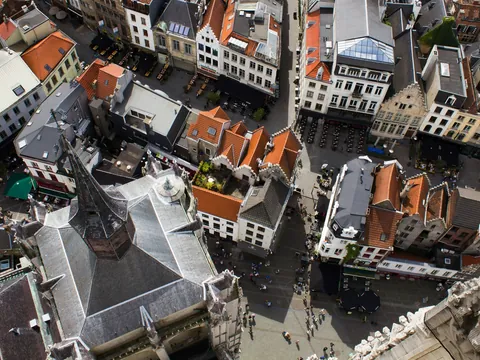 Vista aérea del centro histórico de Amberes desde la catedral