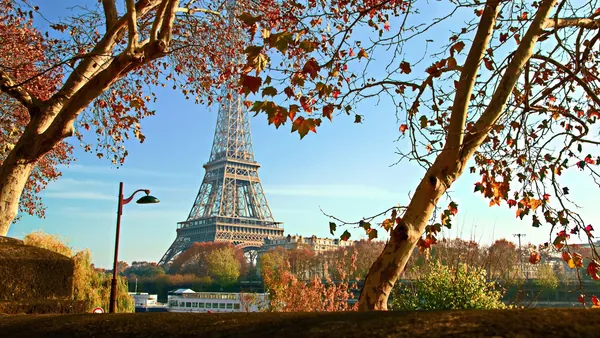 Cómo elegir entre los free tours para conocer la Torre Eiffel