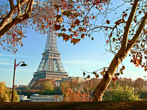 Torre Eiffel entre árboles otoñales en París, Francia
