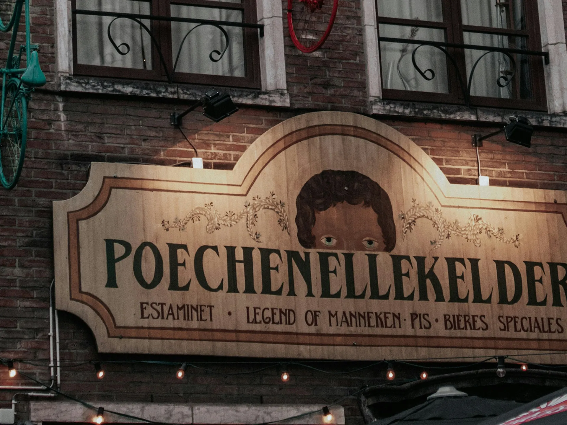 Rótulo exterior de la cervecería Poechenellekelder