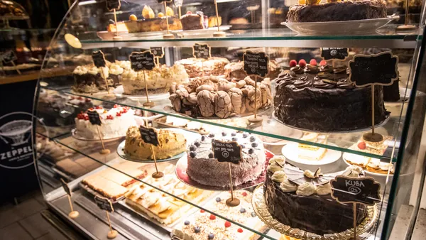 Selección de tartas y dulces eslovacos en la vitrina de la pastelería que se visita durante la ruta gastronómica.
