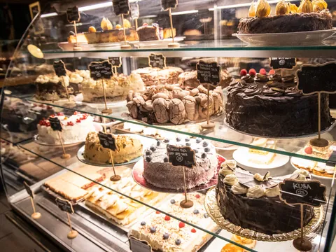 Selección de tartas y dulces eslovacos en la vitrina de la pastelería que se visita durante la ruta gastronómica.