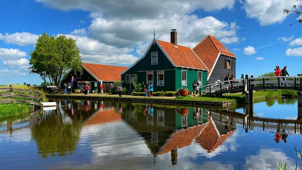 Casas tradicionales y canal reflejado en Zaanse Schans.