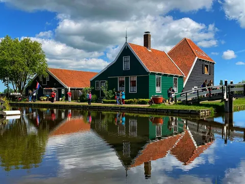 Casas tradicionales y canal reflejado en Zaanse Schans.