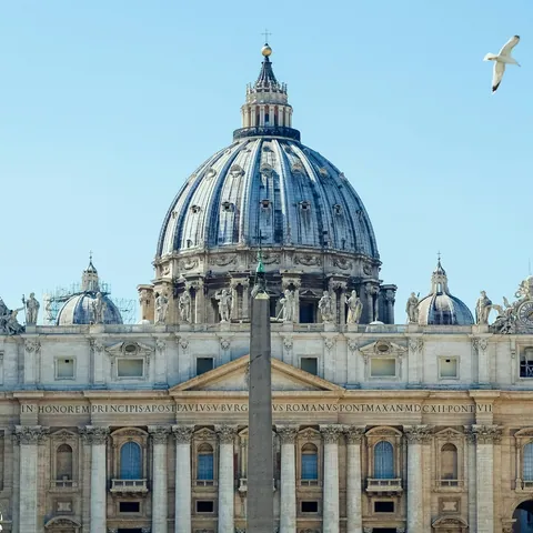 Cúpula y fachada de la Basílica de San Pedro en el Vaticano
