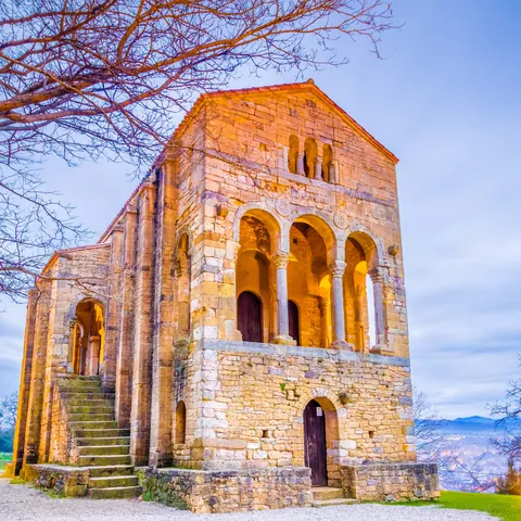 Santa María del Naranco - Qué ver en Oviedo - Guía de Viajes Oviedo - Buendía