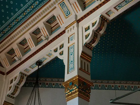 Detalle interior decorado de la sinagoga del barrio judío de Budapest