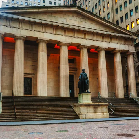 Vista frontal del Federal Hall con Estatua de George Washington - Federal Hall - Qué ver en Nueva York - Guía de Viajes Nueva York - Buendía Tours