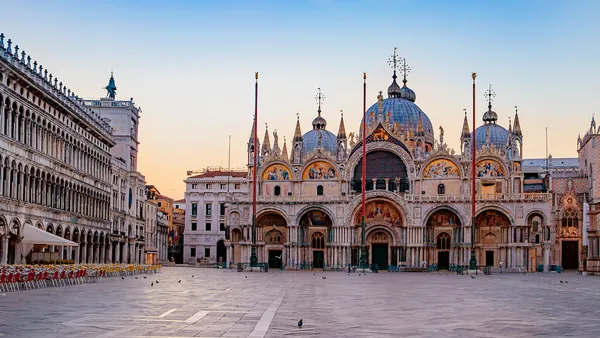Fachada principal de la Basílica de San Marcos al amanecer en Venecia