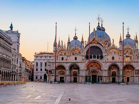 Fachada principal de la Basílica de San Marcos al amanecer en Venecia