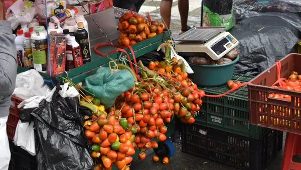 Puesto en un mercado típico de Medellín, Colombia