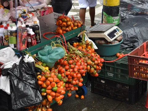 Puesto en un mercado típico de Medellín, Colombia