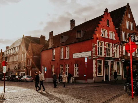 Vista de casas históricas de ladrillo rojo en una calle de Brujas, Bélgica.