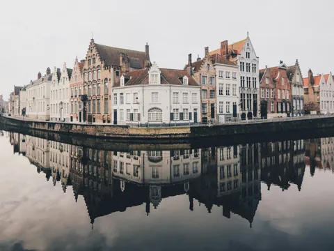 Edificios reflejados en los canales de Brujas, Bélgica