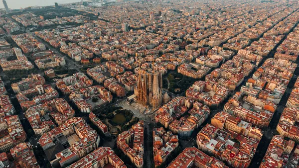 Vista aérea de la Sagrada Familia rodeada por el Eixample de Barcelona