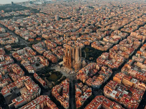 Vista aérea de la Sagrada Familia rodeada por el Eixample de Barcelona