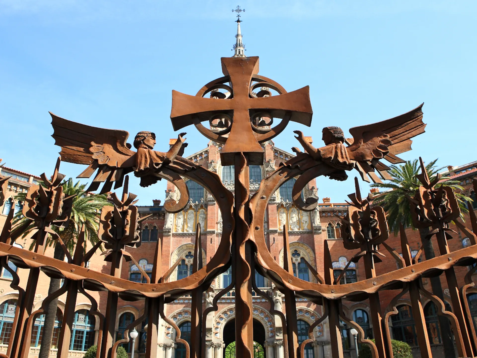 Entrada del Hospital de la Santa Creu i Sant Pau - Hospital de la Santa Creu i Sant Pau de Barcelona - Qué ver en Barcelona - Guía de Viajes Barcelona - Buendía Tours