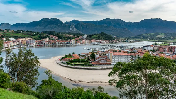 Panorámica de Ribadesella con la ría del Sella, la playa y montañas de fondo