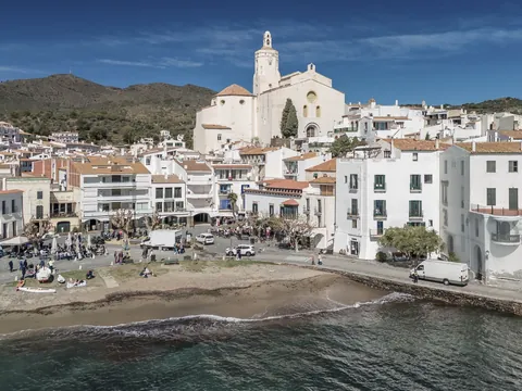 Cadaqués con iglesia de Santa María y casas blancas frente al mar, Costa Brava, España