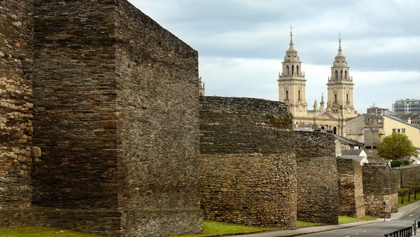 En el paisaje urbano de Lugo destacan las murallas como uno de los principales atractivos turísticos.
