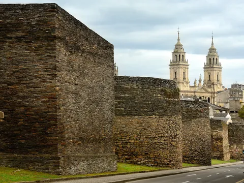 En el paisaje urbano de Lugo destacan las murallas como uno de los principales atractivos turísticos.