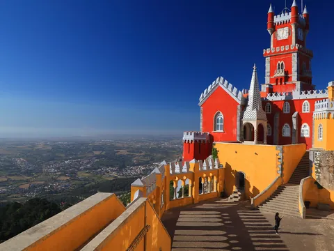 Vista del colorido Palacio da Pena en Sintra con sus terrazas y vistas panorámicas del valle.
