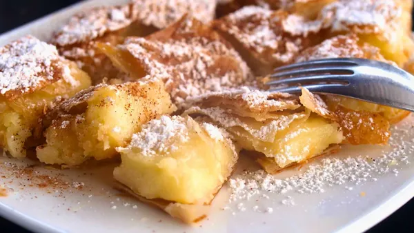 Trozos de bougatsa con crema y azúcar glass en una pastelería de Atenas.