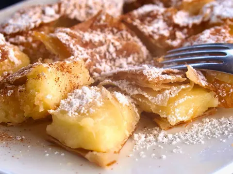 Trozos de bougatsa con crema y azúcar glass en una pastelería de Atenas.