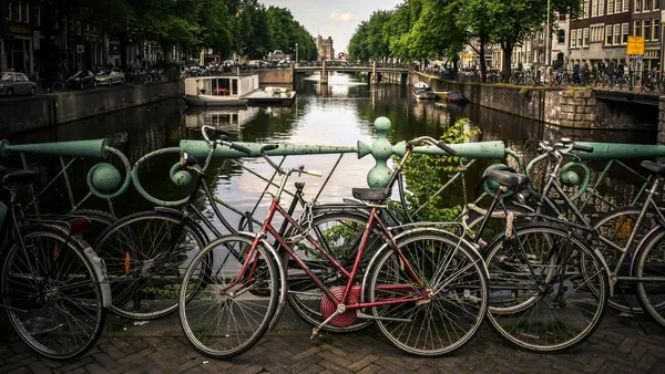 Bicicletas en el canal de Amsterdam